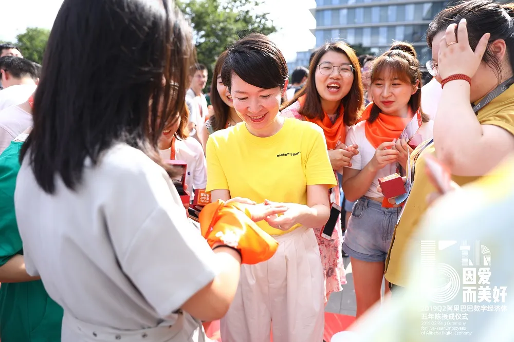 阿里巴巴集團合伙人兼創辦人之一戴珊（圖中黃衫女士）為「五年陳」員工頒授及戴上紀念戒指。