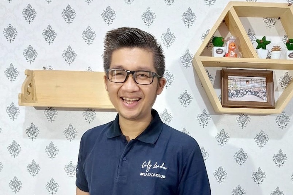 2014年，印尼商家Sugeng Wibowo在Lazada開設商店 Toko Alona，售賣家居飾品和床上用品。
