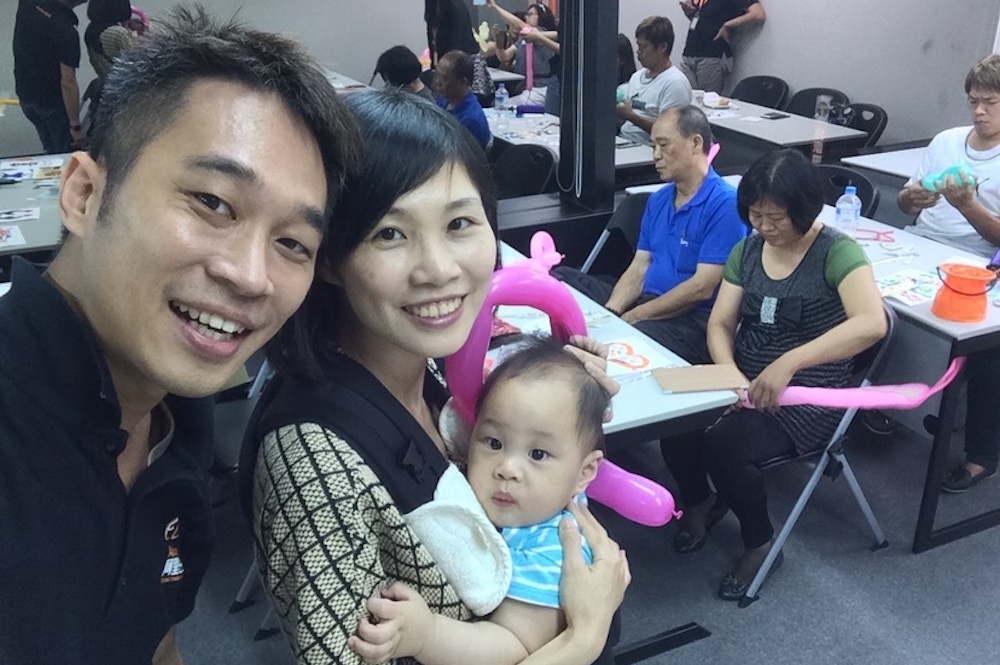 2016年,溫石松和家人在阿里巴巴國際站高雄辦公室参加阿里日活动。