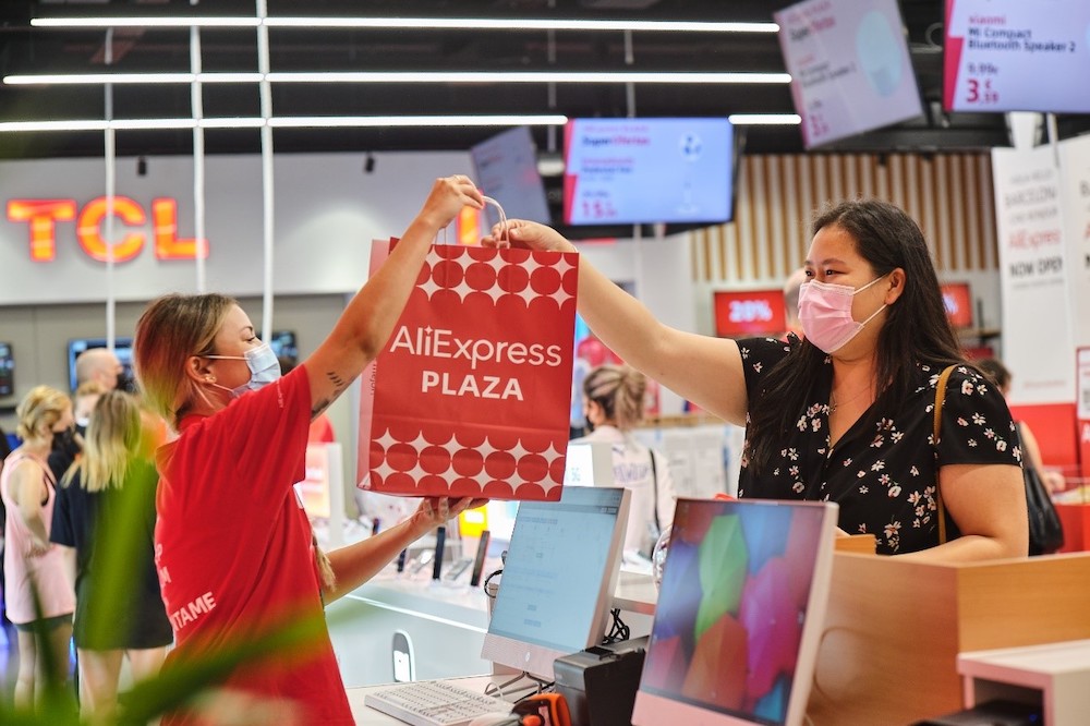 西班牙消費者在速賣通今年7月新開業的線下店購物