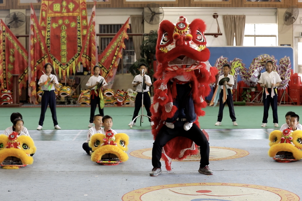 周少偉帶領民樂小學學生練習獅藝武術。