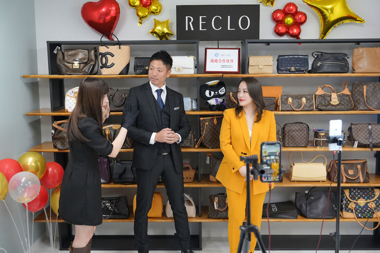 天貓國際總經理董臻貞（右）與日本中古奢品商家RECLO的社長古志野化身主播