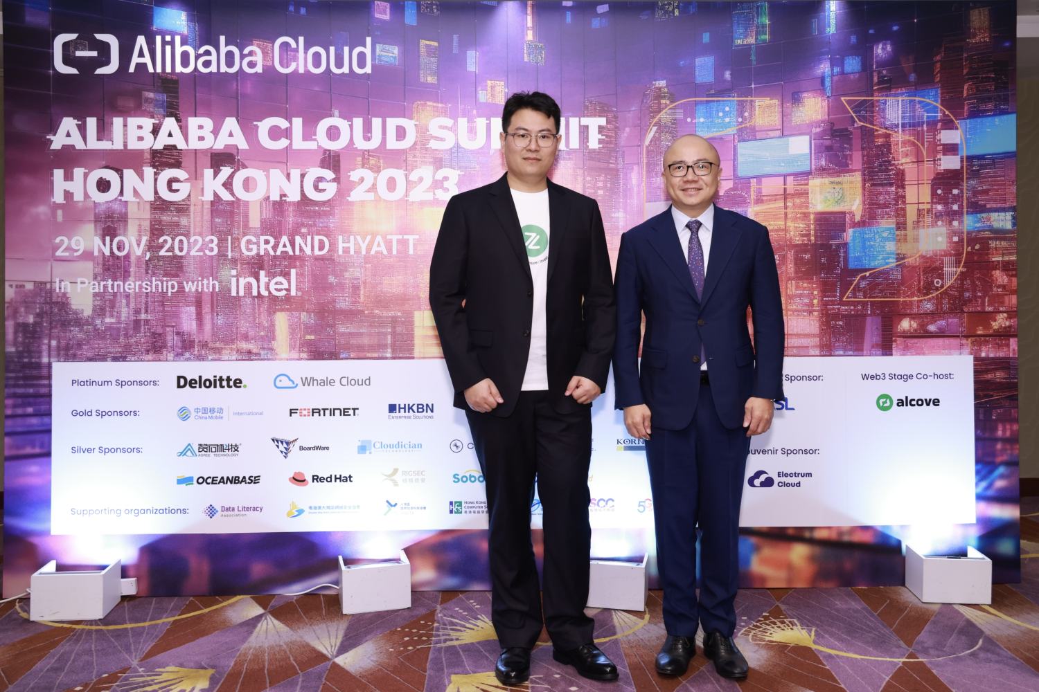 Xiao Jin (trái), người đứng đầu bộ phận bảo mật thông tin tại ZhongAn International và Liu Binxing (phải), phó chủ tịch Đơn vị kinh doanh quốc tế thông minh trên nền tảng đám mây của Alibaba và tổng giám đốc của Hồng Kông, Macao và Philippines