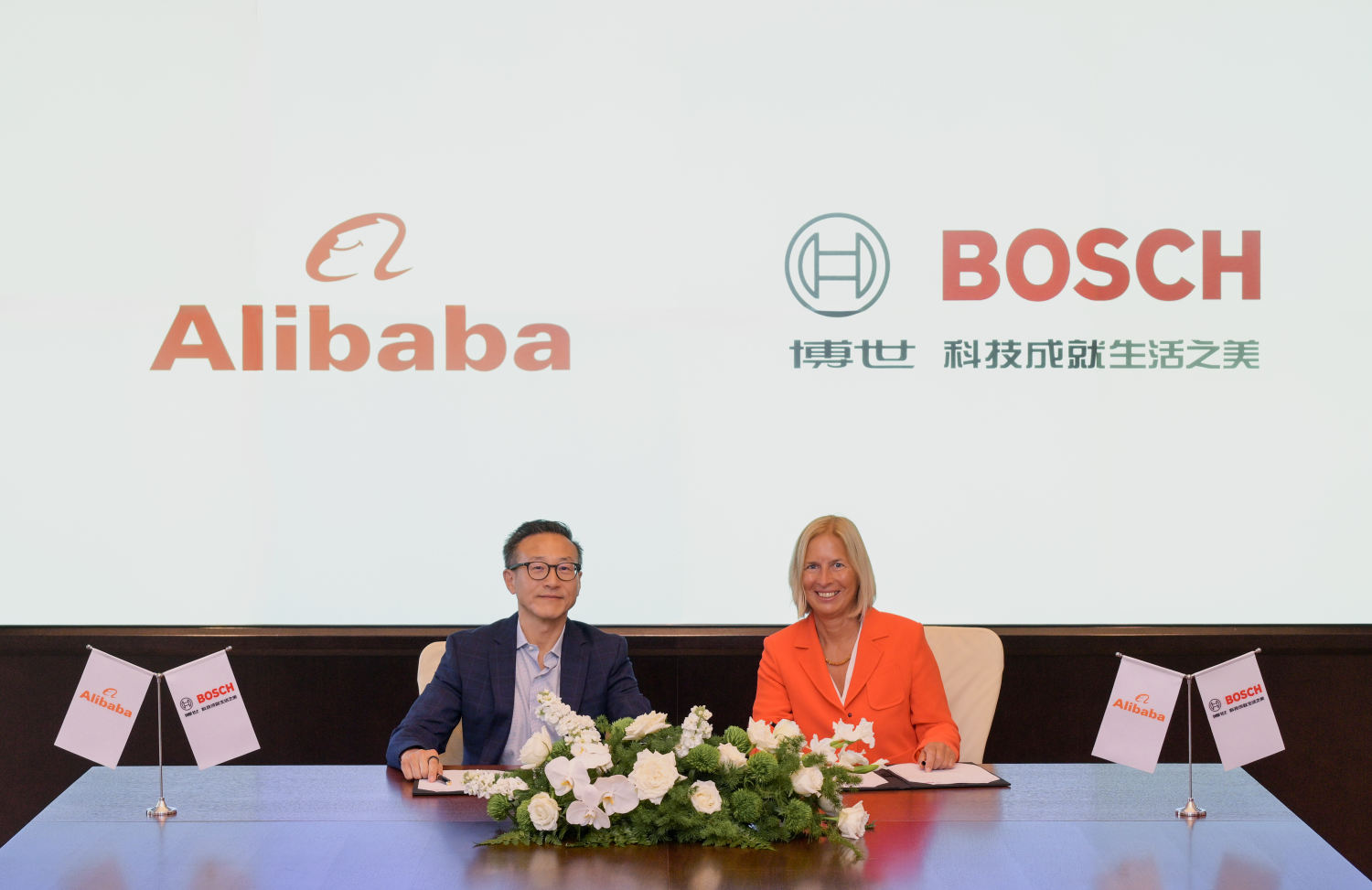 (左:阿里巴巴集團主席蔡崇信, 右:Bosch集團董事會成員兼首席數字官Tanja Rückert博士)Bosch與阿里巴巴集團深化戰略合作,以人工智能賦能數字化創新