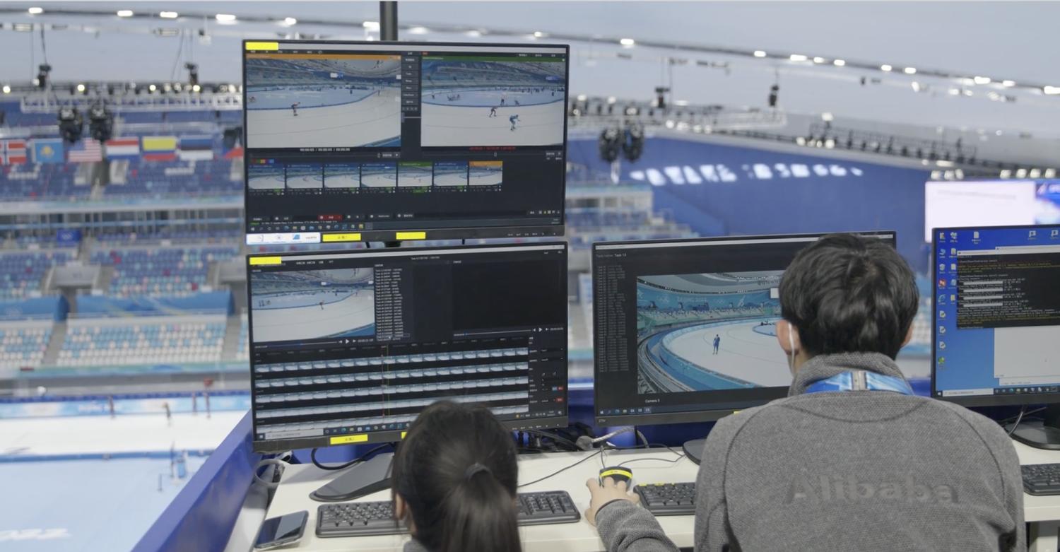 Sistem pemutaran ulang multi-kamera untuk memutar ulang gerakan lambat tanpa bingkai selama Olimpiade. 