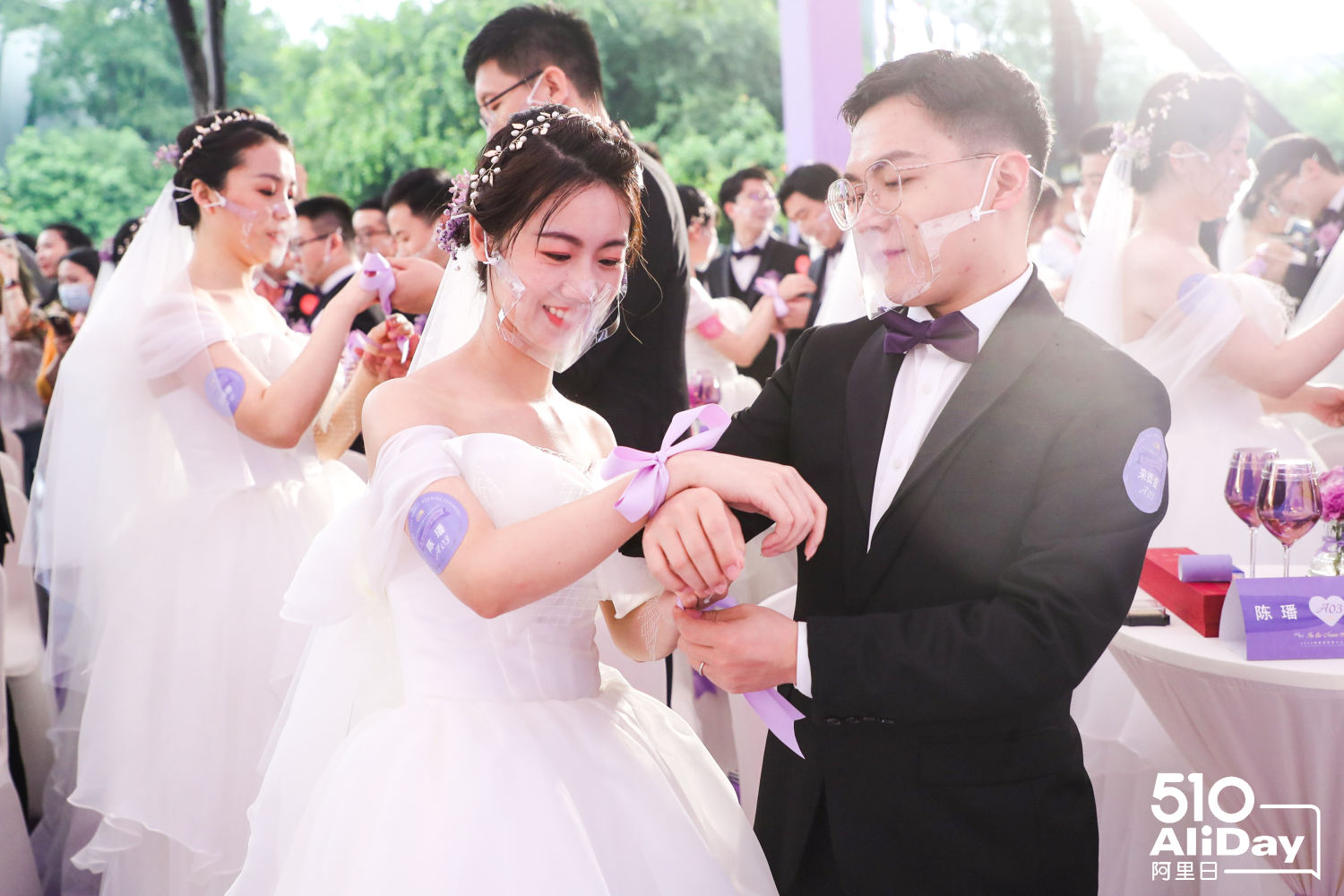 ebanyak 102 pasangan menikah di acara resepsi pernikahan Alibaba Group yang diselenggarakan di kantor pusat Alibaba Group di Hangzhou.