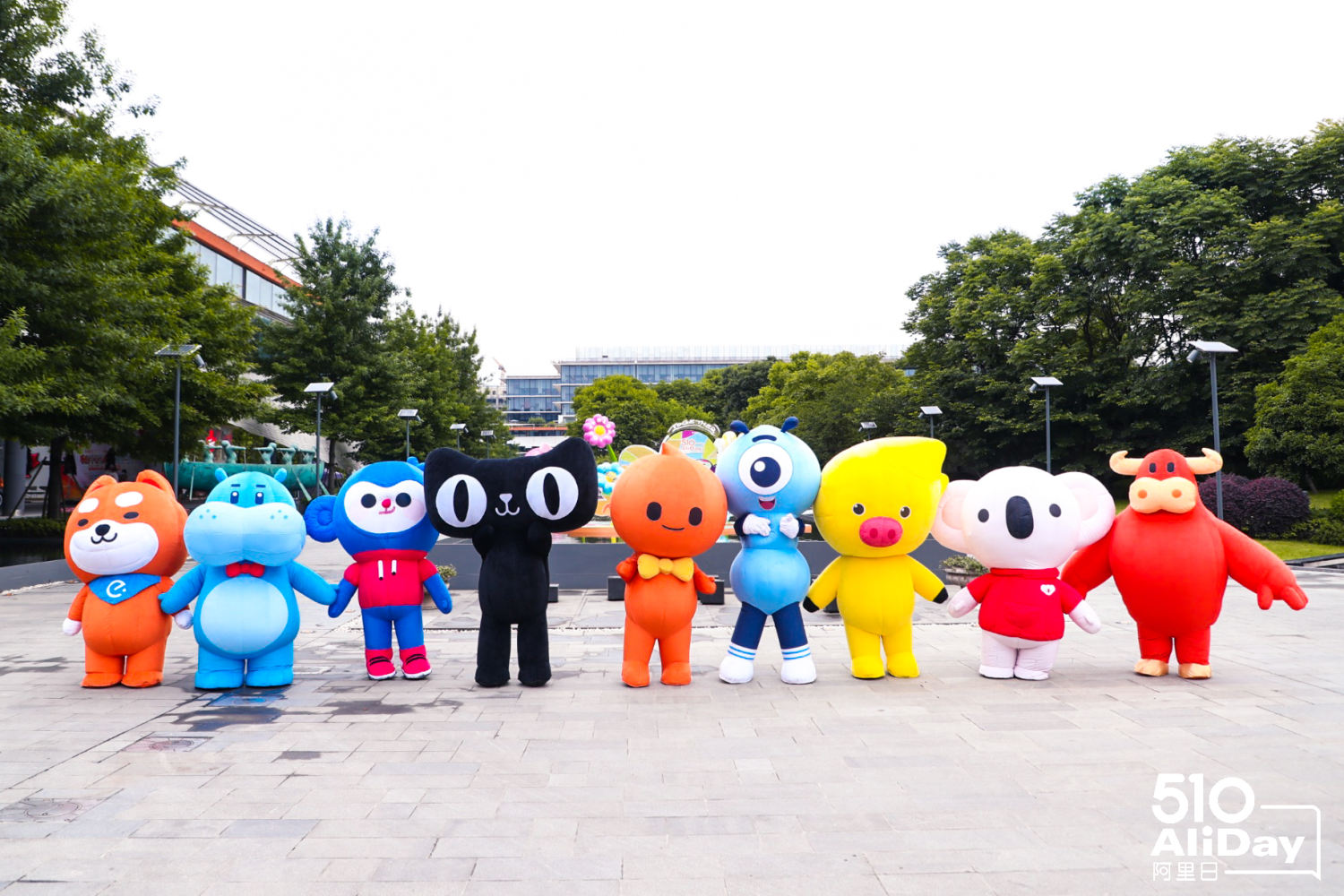 Maskot dari berbagai unit bisnis Alibaba Group tampil dalam acara AliDay