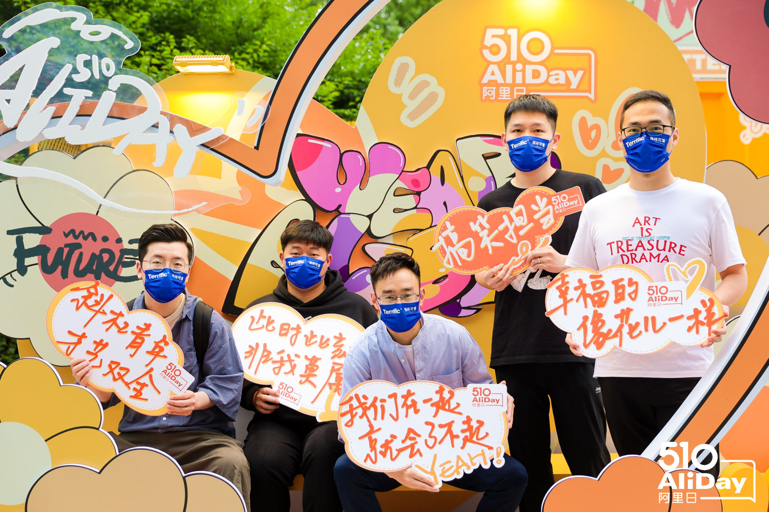 Para pegawai Alibaba Group berpose untuk foto.