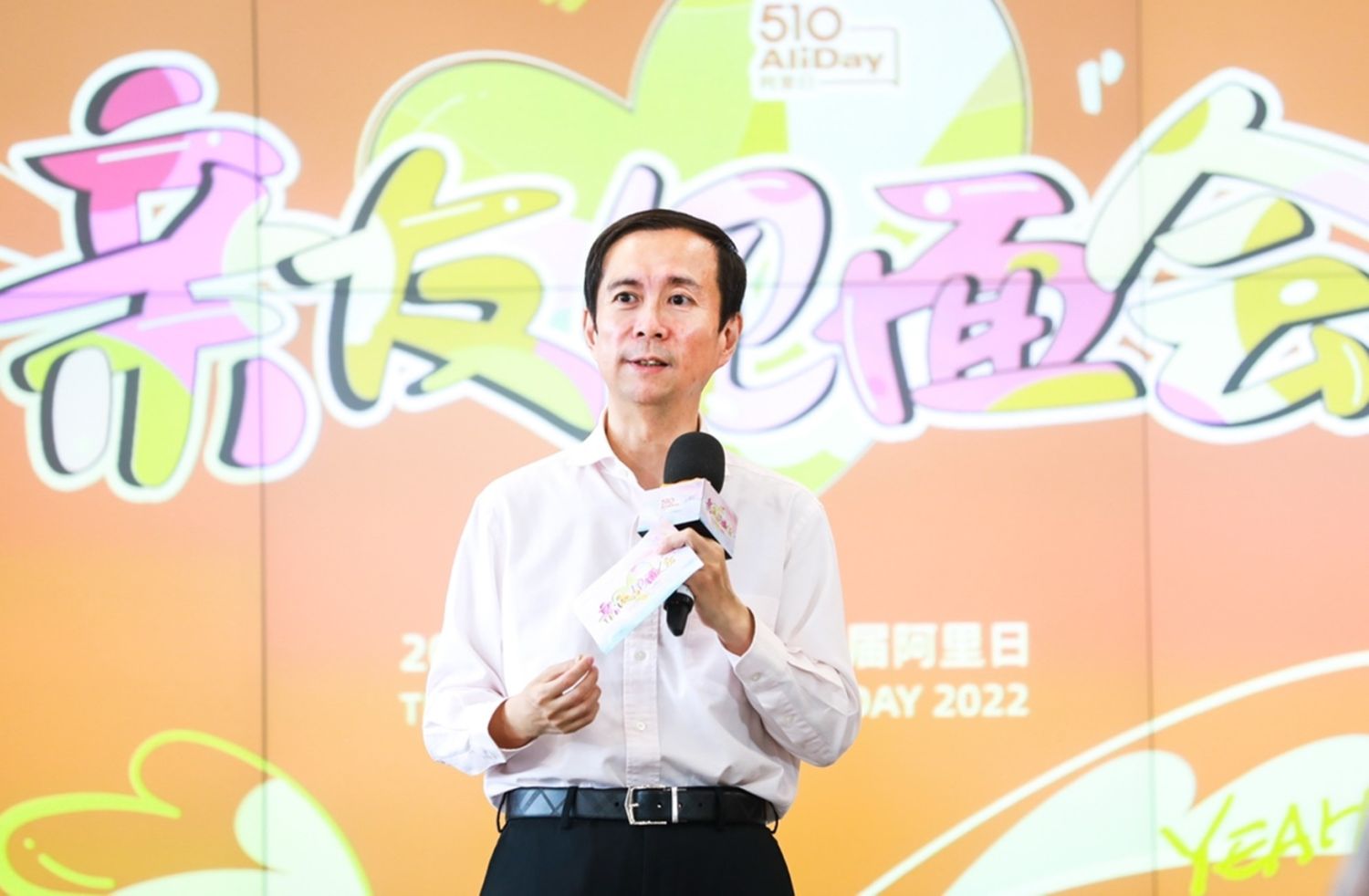 Chairman dan CEO Daniel Zhang Alibaba Group berbincang dengan peserta AliDay yang terdiri dari pegawai dan keluarga mereka di kampus utama Alibaba Group, Hangzhou, pada 10 Mei.