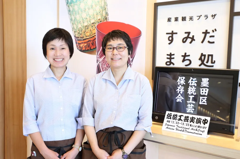 すみだ まち処の副館長・影山様（右）とスタッフ・荻野様（左）