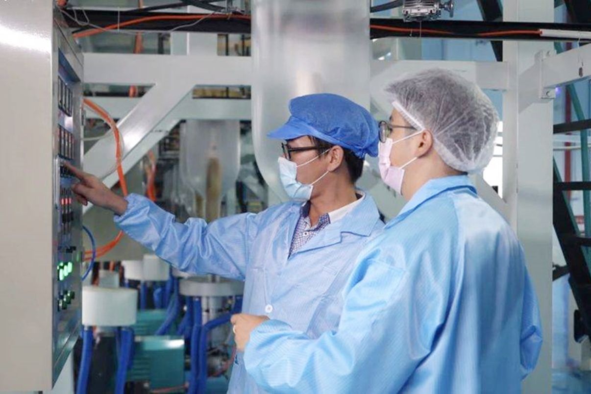 วิศวกรจากอาลีบาบา คลาวด์ กำลังช่วย Ruikang Technology วางแผนลดการปล่อยก๊าซคาร์บอนในโรงงาน